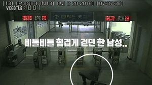 [비디오머그] 갑자기 쓰러진 시민&hellip;심폐소생술로 위기 넘겨