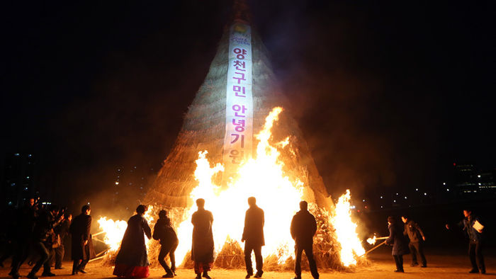메인이미지  4 : 정월 대보름을 이틀 앞둔 20일 오후 서울 양천구 신정동 신정교 밑에서 달집태우기가 진행되고 있다. 정월 대보름 밤에 행해지는 달집태우기는 생솔가지나 짚을 모아 피라미드 모양으로 ‘달집’을 쌓고 달이 떠오르면 불을 놓아 제액초복(除厄招福)을 기원하는 세시풍속이다. 