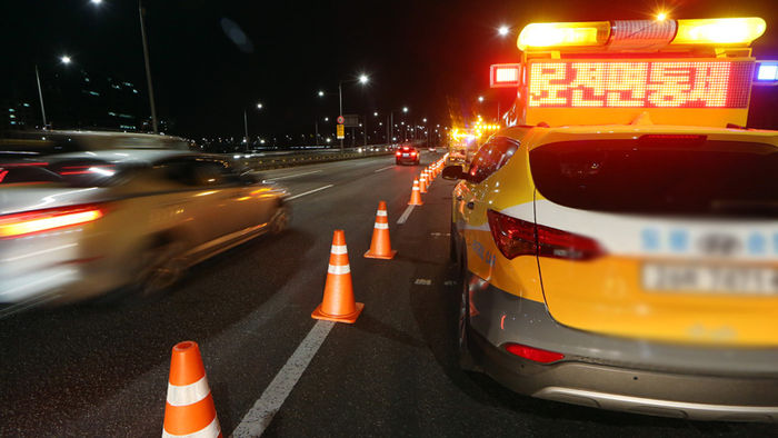 메인이미지  4 : 22일 0시를 기해 내부순환로 사근&sim;길음램프 구간이 전면통제 됐다. 서울시설공단 도로순찰 차량이 사근 램프 구간 성동분기점에서 전면통제를 알리고 있다. 