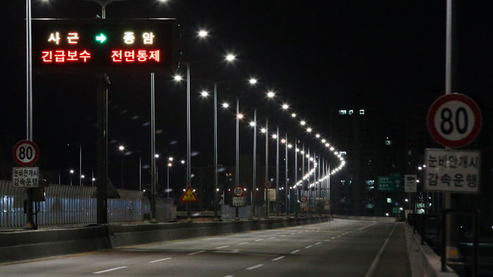 메인이미지  5 : 
    (서울=연합뉴스) 김주형 기자 = 22일 0시를 기해 내부순환로 사근&sim;길음램프 구간이 전면통제 됐다. 차 없는 도로에 전광판이 통제 구간을 알리고 있다.