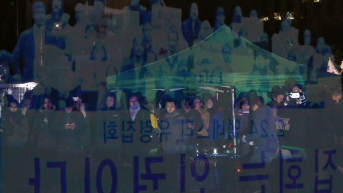 메인이미지  4 : 국제앰네스티 한국지부가 24일 오후 서울 종로구 광화문광장 북측에서 홀로그램 영상을 이용한 유령집회를 하고 있다.
