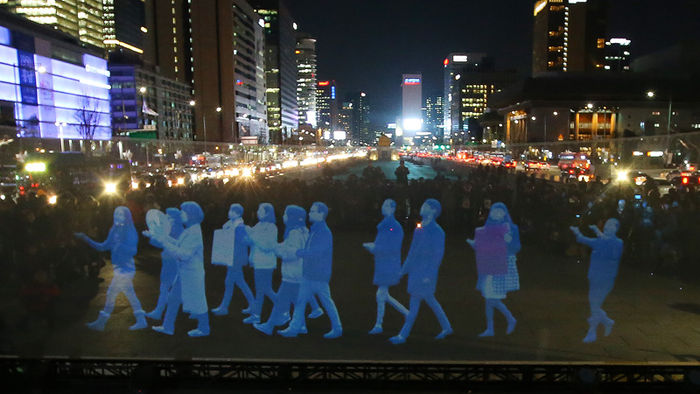 메인이미지  1 : 국제앰네스티 한국지부가 24일 오후 서울 종로구 광화문광장 북측에서 홀로그램 영상을 이용한 유령집회를 하고 있다.
