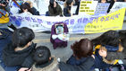 섬네일이미지  4:24일 오후 서울 종로구 옛 일본대사관 앞에서 열린 제1219차 일본군 '위안부' 문제해결을 위한 정기 수요 시위에서 대학생 참가자들이 지난 20일 타계한 故 김경순 할머니의 영정 앞에서 율동을 하고 있다.