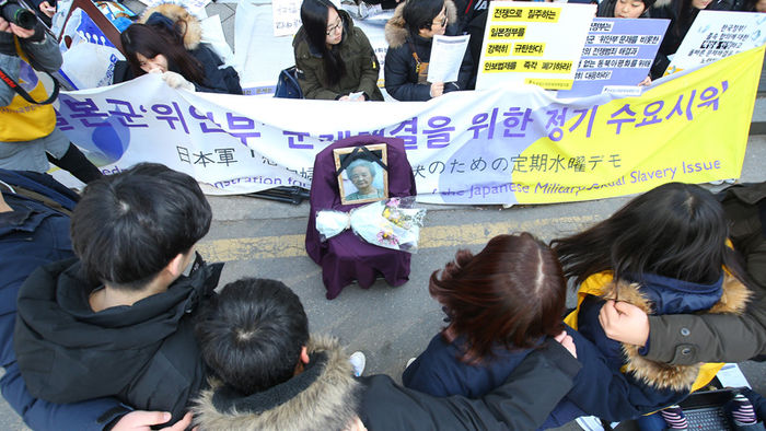 메인이미지  4 : 24일 오후 서울 종로구 옛 일본대사관 앞에서 열린 제1219차 일본군 '위안부' 문제해결을 위한 정기 수요 시위에서 대학생 참가자들이 지난 20일 타계한 故 김경순 할머니의 영정 앞에서 율동을 하고 있다.