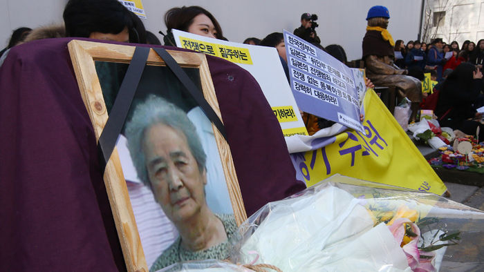 메인이미지  3 :  24일 오후 서울 종로구 옛 일본대사관 앞에서 열린 제1219차 일본군 '위안부' 문제해결을 위한 정기 수요 시위에 지난 20일 타계한 故 김경순 할머니의 영정이 놓여있다. 김 할머니는 일제 강점기 일본 히로시마 위안소로 강제동원됐다. 김 할머니의 별세로 정부에 등록된 위안부 피해자 238명 중 생존자는 44명으로 줄어들었다. 