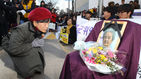 섬네일이미지  1: 24일 오후 서울 종로구 옛 일본대사관 앞에서 열린 제1219차 일본군 '위안부' 문제해결을 위한 정기 수요 시위에서 일본평화위원회 회원이 자유발언을 마친 뒤 故 김경순 할머니의 영정 앞에서 합장을 하고 있다. 김 할머니는 일제 강점기 일본 히로시마 위안소로 강제동원됐다. 김 할머니의 별세로 정부에 등록된 위안부 피해자 238명 중 생존자는 44명으로 줄어들었다.