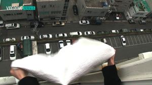 [자막뉴스] 확장형 베란다에서 이불 털다가&hellip;20대 여성 '참변'