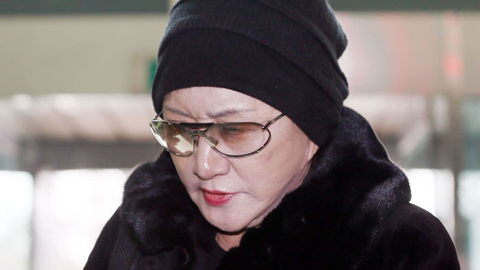 메인이미지  3 : 사기 및 폭행 혐의로 고소장이 접수된 '무기 로비스트' 린다 김(본명 김귀옥)이 피고소인 신분으로 경찰조사를 받고자 25일 오후 인천시 중구 중부경찰서로 들어서고 있다. 