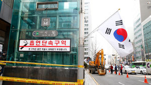[슬라이드 포토] 2호선 서울시청역 앞 도로 일부 침하&hellip;교통 통제