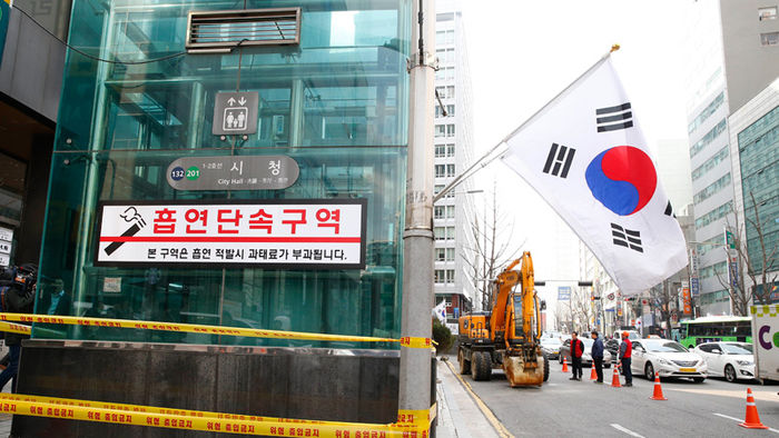 메인이미지  3 : 25일 오후 서울 서소문로 시청역 9번 출구 인근에서 지반이 10cm 가량 침하하여 엘레베이터 타워가 기울어져있다. 시청방향 3,4차로가 교통 통제 중이며 지하철은 정상 운행한다.(서울=연합뉴스)