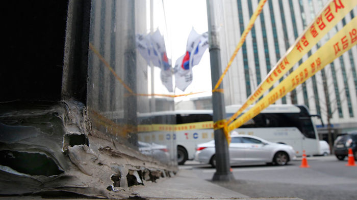 메인이미지  1 : 25일 오후 서울 서소문로 시청역 9번 출구 인근에서 지반이 10cm 가량 침하하여 엘레베이터 타워가 기울어져있다. 시청방향 3,4차로가 교통 통제 중이며 지하철은 정상 운행한다.(서울=연합뉴스)
