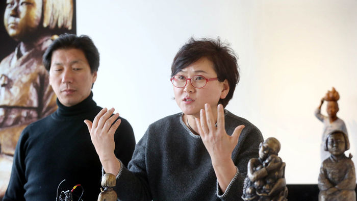 메인이미지  3 : 옛 일본대사관 맞은편에 있는 '평화의 소녀상'을 제작한 김운성(왼쪽), 김서경 작가가 26일 오후 서울 종로구 수송동 갤러리 고도에서 기자간담회를 갖고 오는 3&middot;1절 개막을 앞둔 '소녀상'(Peace Monument)전시회에 대해 설명하고 있다.