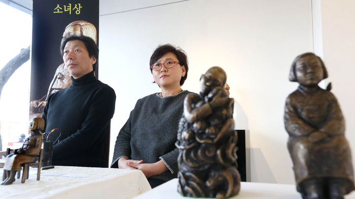 메인이미지  2 : 옛 일본대사관 맞은편에 있는 '평화의 소녀상'을 제작한 김운성(왼쪽), 김서경 작가가 26일 오후 서울 종로구 수송동 갤러리 고도에서 기자간담회를 갖고 오는 3&middot;1절 개막을 앞둔 '소녀상'(Peace Monument)전시회에 대해 설명하고 있다.