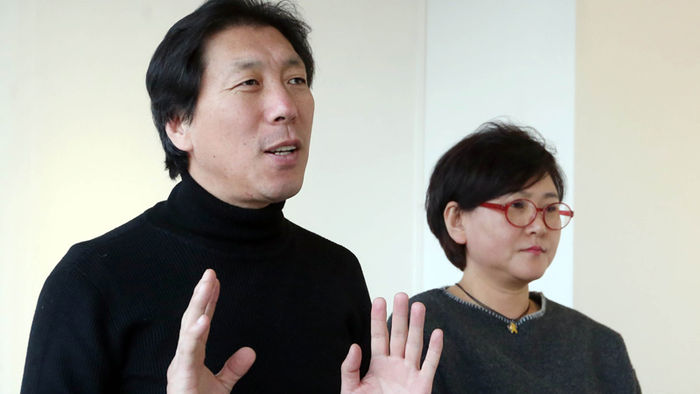 메인이미지  1 : 옛 일본대사관 맞은편에 있는 '평화의 소녀상'을 제작한 김운성(왼쪽), 김서경 작가가 26일 오후 서울 종로구 수송동 갤러리 고도에서 기자간담회를 갖고 오는 3&middot;1절 개막을 앞둔 '소녀상'(Peace Monument)전시회에 대해 설명하고 있다.