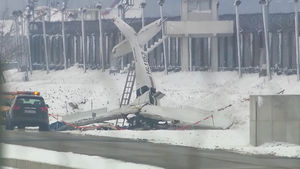훈련기 빼곡한 김포공항&hellip;'아슬아슬' 경비행기