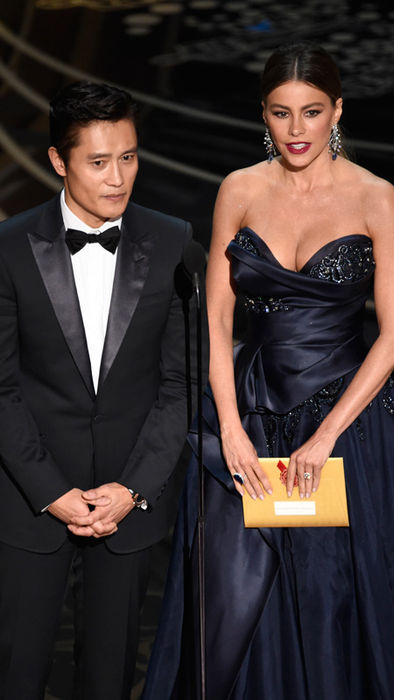 메인이미지  9 : 28일(현지시간) 미국 로스앤젤레스 할리우드의 돌비극장에서 진행된 제88회 아카데미 시상식에서 배우 이병헌(왼쪽)이 소피아 베르가라와 함께 '외국어 영화상' 시상자로 무대에 올라 있다. 이날 이병헌은 한국인 최초로 아카데미상 시상자로 나섰다.