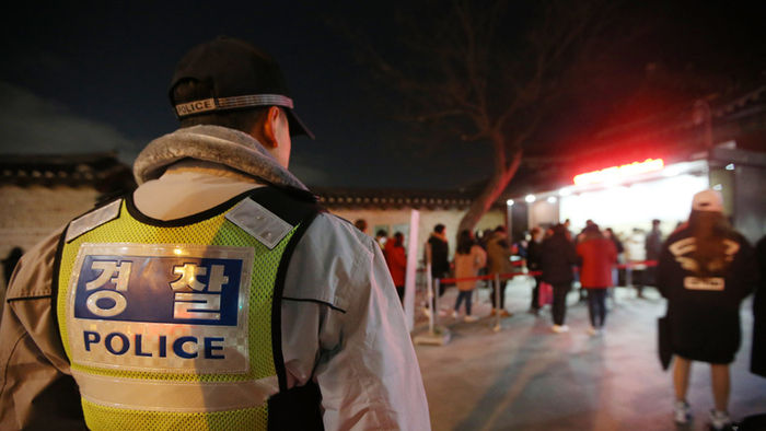메인이미지  3 : 올해 고궁 첫 야간개장일인 1일 관람객들이 창경궁을 둘러보고 있다. 
