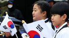 섬네일이미지  1:제97주년 3.1절을 맞은 1일 오후 서울 종로구 탑골공원 독립선언기념비 앞에서 광복회 주관으로 열린 '3.1독립운동희생선열 추념식'에서 역사어린이합창단이 헌화 및 분향하고 있다.