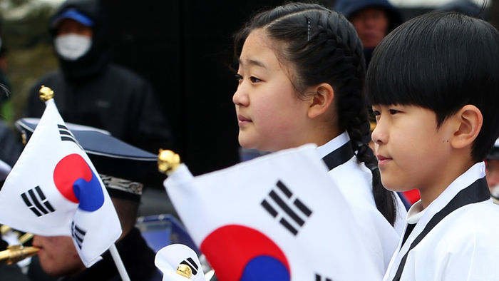메인이미지  1 : 제97주년 3.1절을 맞은 1일 오후 서울 종로구 탑골공원 독립선언기념비 앞에서 광복회 주관으로 열린 '3.1독립운동희생선열 추념식'에서 역사어린이합창단이 헌화 및 분향하고 있다.