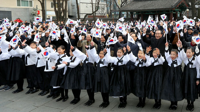메인이미지  3 : 제97주년 3.1절을 맞은 1일 오후 서울 종로구 탑골공원 독립선언기념비 앞에서 광복회 주관으로 열린 '3.1독립운동희생선열 추념식'에서 역사어린이합창단이 헌화 및 분향하고 있다.