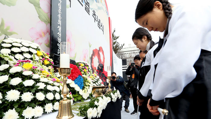 메인이미지  2 : 제97주년 3.1절을 맞은 1일 오후 서울 종로구 탑골공원 독립선언기념비 앞에서 광복회 주관으로 열린 '3.1독립운동희생선열 추념식'에서 역사어린이합창단이 헌화 및 분향하고 있다.
