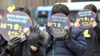 섬네일이미지  4:서울겨레하나 서울운동본부 관계자들이 3&middot;1 절인 1일 오후 종로구 보신각 앞에서 5분간 정지한 모습을 보여주는 '굴욕적 한,일 위안부 합의 무능 외교의 상징 ㅂㄱㅎ를 멈춰라! 스탑모션 퍼포먼스를 진행하고 있다. 서울겨레하나 관계자는 'ㅂㄱㅎ' 은 박근혜 대통령의 초성이라고 밝혔다.