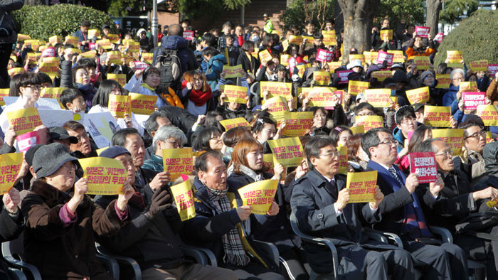 메인이미지  3 : 1일 제97주년 3&middot;1절을 맞아 부산 동구 정발 장군 동상 앞에서 '한일 일본군 위안부 합의 무효, 평화를 지키는 3&middot;1대회'가 열리고 있다.