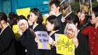 섬네일이미지  1:재일조선인 대학생 40여명이 3&middot;1절인 1일 도쿄 일본 외무성 청사 앞에서 작년 12월 28일 도출된 한일 군위안부 합의를 비판하는 시위를 벌이고 있다.