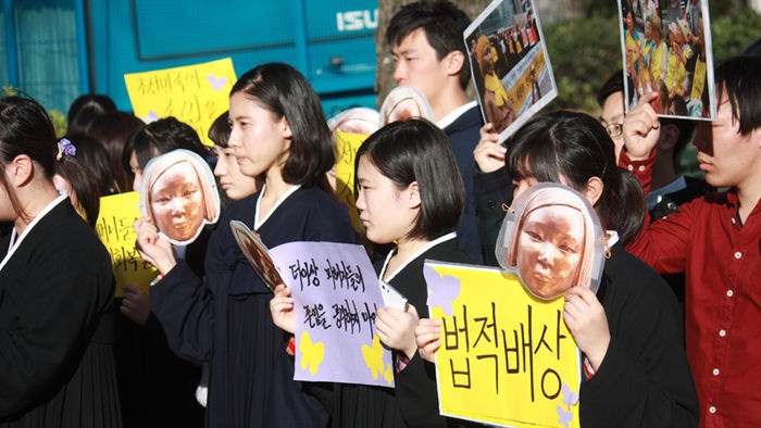 메인이미지  1 : 재일조선인 대학생 40여명이 3&middot;1절인 1일 도쿄 일본 외무성 청사 앞에서 작년 12월 28일 도출된 한일 군위안부 합의를 비판하는 시위를 벌이고 있다.