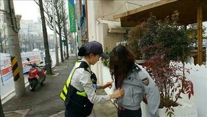 "춥다는 장애인의 말에&hellip;"외투 내어준 신입 여순경