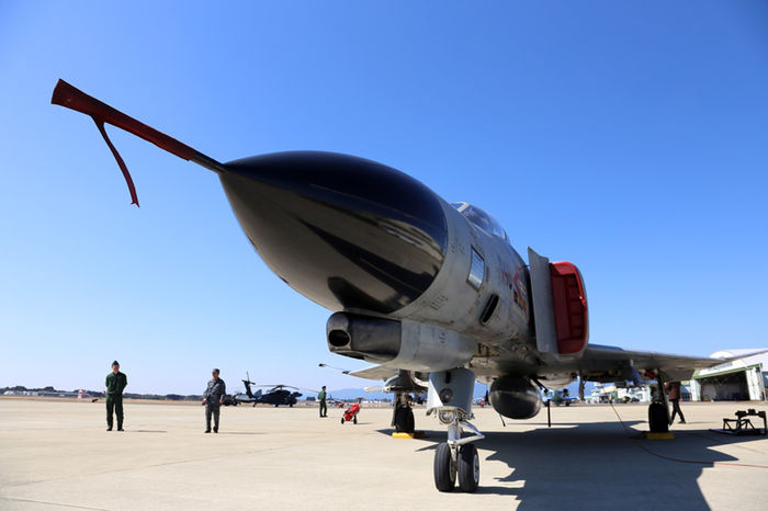 메인이미지  1 : 일본 항공자위대 F-4 전투기가 2일 일본 미야자키현 신토미초(新富町) 소재 뉴타바루(新田原) 기지 활주로에 대기 중이다.