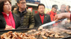 섬네일이미지  1:3일 오후 청주시 상당구 서문시장 삼겹살거리에서 열린 '삼겹살데이 무료시식회'를 찾은 시민들로 붐비고 있다. 