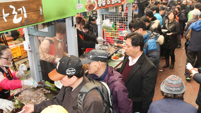 메인이미지  5 : 3일 오후 청주시 상당구 서문시장 삼겹살거리에서 열린 '삼겹살데이 무료시식회'를 찾은 시민들로 붐비고 있다. 