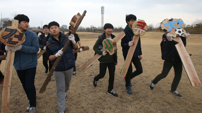 메인이미지  1 : 5일 오전 서울 마포구 상암동 노을공원에서 열린 '천인공NO쌩큐 축구장 건설, 1천명 나무심기' 행사에 참가한 학생들이 '축구장 건립 반대' 나무팻말을 설치하려고 이동하고 있다.