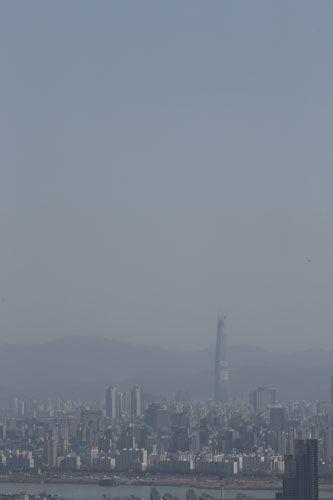메인이미지  4 : 서해 5도 지역에 올해 첫 '황사주의보'가 발령된 6일 서울 여의도 63빌딩에서 바라본 서울시내에 약한 황사가 드리워져 있다.