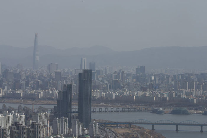 메인이미지  1 : 서해 5도 지역에 올해 첫 '황사주의보'가 발령된 6일 서울 여의도 63빌딩에서 바라본 서울시내에 약한 황사가 드리워져 있다.