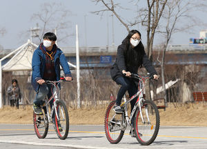 "황사&middot;미세먼지 마스크, 세탁해서 재사용하면 안 돼요"