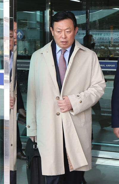 메인이미지  4 : 일본롯데홀딩스 주주총회에서 승리한 신동빈 롯데그룹 회장이 6일 오후 김포공항을 통해 귀국하고 있다.