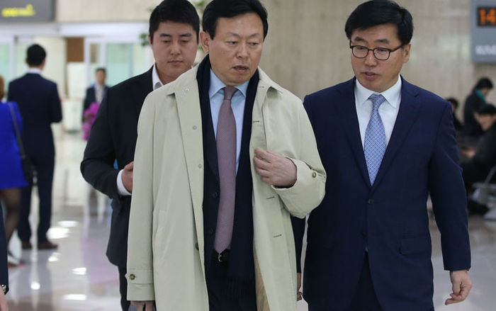 메인이미지  2 : 일본롯데홀딩스 주주총회에서 승리한 신동빈 롯데그룹 회장이 6일 오후 김포공항을 통해 귀국하고 있다.