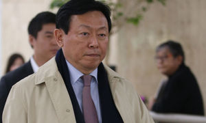 [슬라이드 포토] 주총 승리후 귀국하는 신동빈 회장