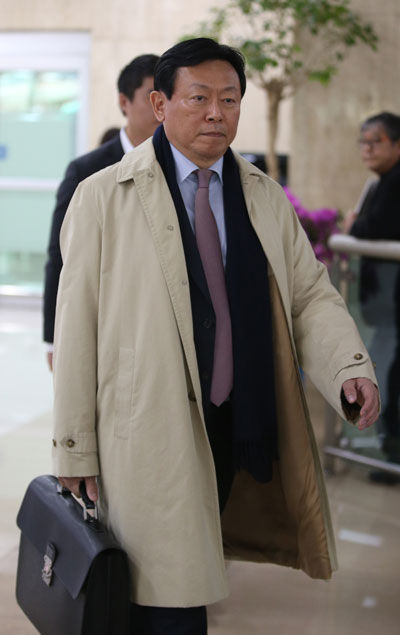 메인이미지  1 : 일본롯데홀딩스 주주총회에서 승리한 신동빈 롯데그룹 회장이 6일 오후 김포공항을 통해 귀국하고 있다.