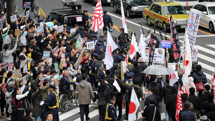 메인이미지  6 : 6일 오후 일본 도쿄도(東京都) 주오(中央)구 긴자(銀座) 거리에서 재일 조선학교 보조금 중단 등을 요구하는 시위대(사진 오른쪽)가 행진하고 있고 이에 반대하는 시민들(왼쪽)이 피켓을 들고 항의하고 있다. 반대 행동에 나선 이들은 시위대의 행동이 인종 차별을 조장하는 것이며 일종의 '헤이트 스피치'(hate speech&middot;특정 집단에 대한 공개적 차별&middot;혐오 발언)라고 규정했다