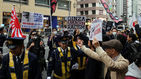 섬네일이미지  4:6일 오후 일본 도쿄도(東京都) 주오(中央)구 긴자(銀座) 거리에서 재일 조선학교 보조금 중단 등을 요구하는 시위대가 욱일기를 들고 행진하고 있다. 또 이에 반대하는 시민들이 피켓을 들고 항의하고 있다. 반대 행동에 나선 이들은 시위대의 행동이 인종 차별을 조장하는 것이며 '헤이트 스피치'(hate speech&middot;특정 집단에 대한 공개적 차별&middot;혐오 발언)라고 규정했다.