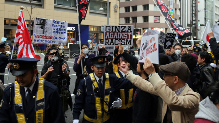 메인이미지  4 : 6일 오후 일본 도쿄도(東京都) 주오(中央)구 긴자(銀座) 거리에서 재일 조선학교 보조금 중단 등을 요구하는 시위대가 욱일기를 들고 행진하고 있다. 또 이에 반대하는 시민들이 피켓을 들고 항의하고 있다. 반대 행동에 나선 이들은 시위대의 행동이 인종 차별을 조장하는 것이며 '헤이트 스피치'(hate speech&middot;특정 집단에 대한 공개적 차별&middot;혐오 발언)라고 규정했다.
