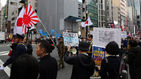 섬네일이미지  1:6일 오후 일본 도쿄도(東京都) 주오(中央)구 긴자(銀座) 거리에서 재일 조선학교 보조금 중단 등을 요구하는 시위대가 욱일기를 들고 행진하고 있다. 또 이에 반대하는 시민들이 피켓을 들고 항의하고 있다. 반대 행동에 나선 이들은 시위대의 행동이 인종 차별을 조장하는 것이며 '헤이트 스피치'(hate speech&middot;특정 집단에 대한 공개적 차별&middot;혐오 발언)라고 규정했다.