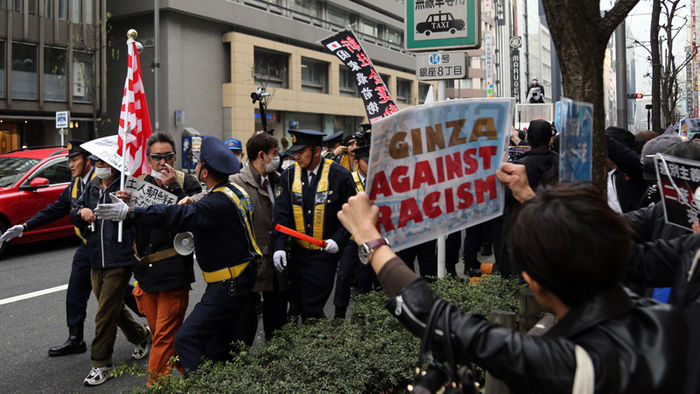메인이미지  5 : 6일 오후 일본 도쿄도(東京都) 주오(中央)구 긴자(銀座) 거리에서 재일 조선학교 보조금 중단 등을 요구하는 시위대가 욱일기를 들고 행진하고 있다. 또 이에 반대하는 시민들이 피켓을 들고 항의하고 있다. 반대 행동에 나선 이들은 시위대의 행동이 인종 차별을 조장하는 것이며 '헤이트 스피치'(hate speech&middot;특정 집단에 대한 공개적 차별&middot;혐오 발언)라고 규정했다.
