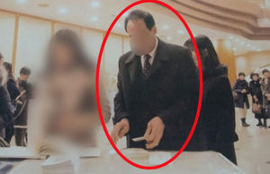 '결혼식 불청객' 축의금털이범 결혼사진에 찍혀 들통