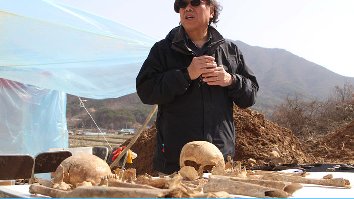 메인이미지  4 : 6일 오후 충남 홍성군 광천읍 담산리 야산에서 열린 한국전쟁기 민간인 학살 유해 발굴 공동조사단의 현장 설명회에서 박선주 발굴단장이 유해 발굴 과정에 대해 설명하고 있다.(홍성=연합뉴스)