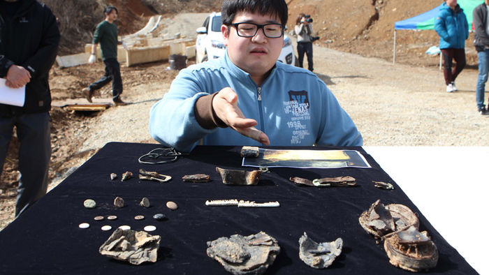 메인이미지  3 : 6일 오후 충남 홍성군 광천읍 담산리 야산에서 열린 한국전쟁기 민간인 학살 유해 발굴 공동조사단의 현장 설명회에서 조사단 관계자가 현장에서 발견된 다양한 유품에 대해 설명하고 있다.(홍성=연합뉴스)