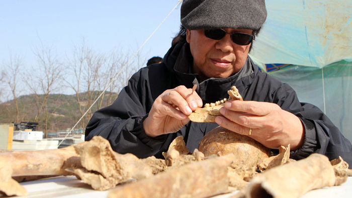 메인이미지  1 : 6일 오후 충남 홍성군 광천읍 담산리 야산에서 열린 한국전쟁기 민간인 학살 유해 발굴 공동조사단의 현장 설명회에서 박선주 발굴단장이 유해 발굴 과정에 대해 설명하고 있다.(홍성=연합뉴스)